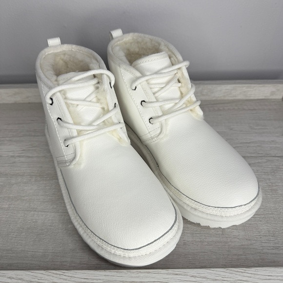 New Ugg Neumel white leather boots kids boy size 5 - Picture 10 of 12